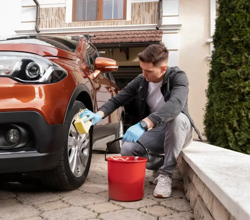 Lavage auto à domicile Fauverney : professionnel intervenant sur un véhicule